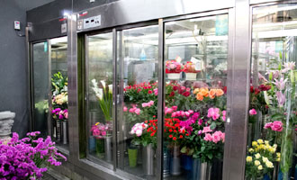 冷蔵ケースで保管される生花